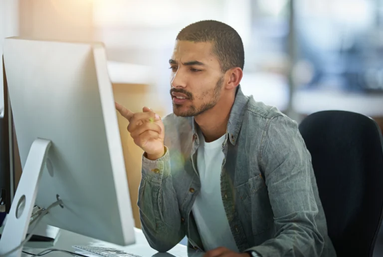 homem olhando para o computador